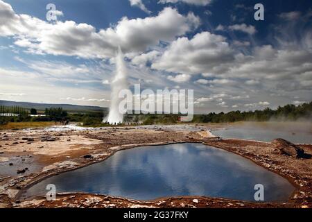 Geysir und Strokkur, heiße Quellen, Haukadalur, Geothermie, Goldener Kreis, Südwestisland, Island Stockfoto