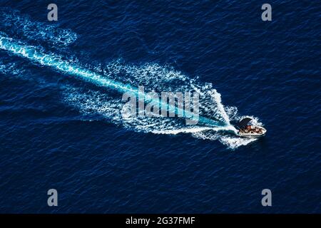 JAVE, SPANIEN - 14. MAI 2021: LUFTAUFNAHME VON BOOTEN, DIE IM MEER FAHREN, AN DER COSTA BLANCA, JAVEA Stockfoto