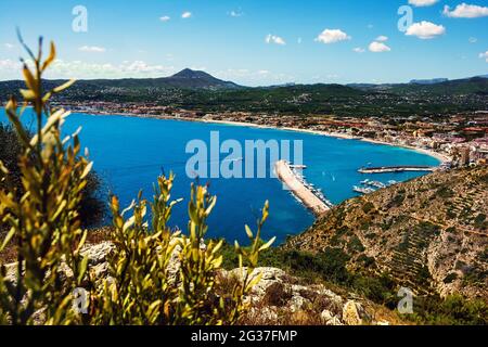 JAVEA, SPANIEN - 14. MAI 2021: PANORAMABLICK AUF DEN HAFEN VON JAVEA VOM AUSSICHTSPUNKT IN DEN BERGEN Stockfoto