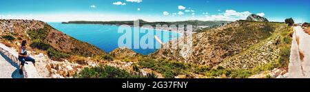 JAVEA, SPANIEN - 14. MAI 2021: PANORAMABLICK AUF DEN HAFEN VON JAVEA VOM AUSSICHTSPUNKT IN DEN BERGEN Stockfoto