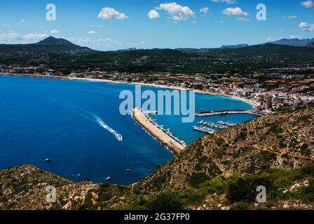 JAVEA, SPANIEN - 14. MAI 2021: PANORAMABLICK AUF DEN HAFEN VON JAVEA VOM AUSSICHTSPUNKT IN DEN BERGEN Stockfoto