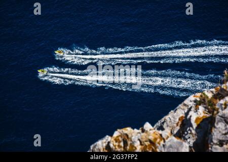 JAVE, SPANIEN - 14. MAI 2021: LUFTAUFNAHME VON BOOTEN, DIE IM MEER FAHREN, AN DER COSTA BLANCA, JAVEA Stockfoto