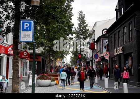 Häuser in Laugavegur, Haupteinkaufsstraße, Geschäfte, Fußgängerzone. Altstadt, Reykjavik, Island Stockfoto