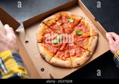 Pepperoni Pizza in Karton. Konzept für die Lieferung von Lebensmitteln Stockfoto