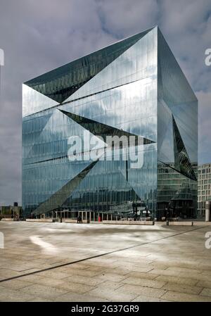 Cube Berlin, würfelförmiges Bürogebäude am Washingtonplatz, entworfen vom Architekturbüro 3XN, Berlin, Deutschland Stockfoto