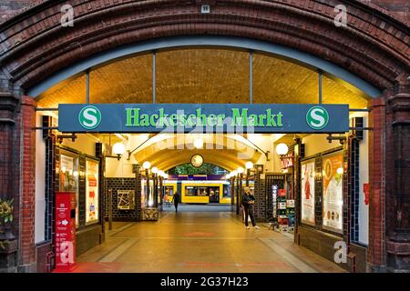 Eingang zur S-Bahn-Station Hackescher Markt, Berlin, Deutschland Stockfoto