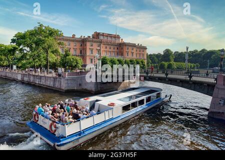 Touristen auf einem Boot in der Nähe des Michailowski Schlosses, St. Petersburg, Russland Stockfoto