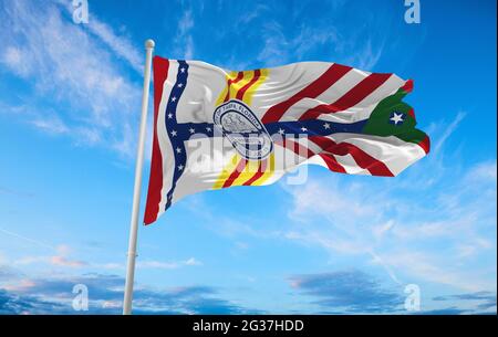 Flagge von Tampa, Florida bei bewölktem Himmel im Hintergrund bei Sonnenuntergang, Panoramablick. Patriotisches Konzept über Tampa, Florida und Platz zum Kopieren für ein breites Banner. 3d i Stockfoto