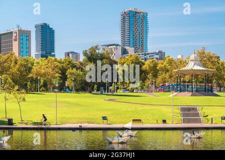 Adelaide, Südaustralien - 23. Februar 2020: Elder Park in der Stadt Adelaide an einem hellen Tag durch das Riverbank Stockfoto