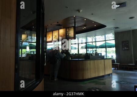 DE, INDONESIEN - 16. Februar 2021: starbucks Bali Dewata Reserve, einer der größten Starbucks Stores in Südostasien, Bali, 12. Februar 2021 Stockfoto