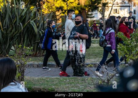 BUENOS AIRES, ARGENTINIEN - 07. Nov 2020: Mann verkauft Gesichtsmaske in der Autonomen Stadt Buenos Aires im Centenary Park, während er umringt von Menschen spazierengeht Stockfoto