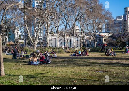 BUENOS AIRES, ARGENTINIEN - 07. Nov 2020: Allgemeine Aufnahme der Autonomen Stadt Buenos Aires mit Gruppen von Menschen, die Picknicks auf dem Centenary Park machen Stockfoto