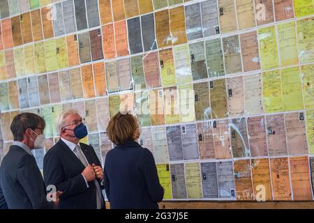 14. Juni 2021, Niedersachsen, Sandbostel: Bundespräsident Frank-Walter Steinmeier, seine Frau, Elke Büdenbender und Andreas Ehresmann, Direktor des Lagerdenkmals Sandbostel, stehen vor einer Wand mit Personalkarten von verstorbenen sowjetischen Kriegsgefangenen. Anlässlich des 80. Jahrestages des deutschen Angriffs auf die Sowjetunion 1941 gedenkt Steinmeier in einer Reihe von Veranstaltungen an die Millionen Opfer. Er wird zunächst das ehemalige Kriegsgefangenenlager Sandbostel besuchen. Foto: Sina Schuldt/dpa Stockfoto