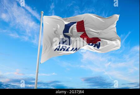 Flagge von Arlington, Texas bei bewölktem Himmel im Hintergrund bei Sonnenuntergang, Panoramablick. Patriotisches Konzept über Arlington, Texas und Platz zum Kopieren von breiten Bannern. Stockfoto