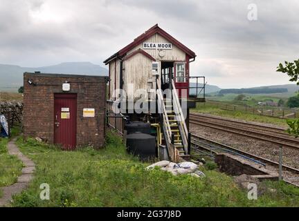 Die abgelegene Signalbox Blea Moor auf der Settle-Carlisle-Bahn in der Nähe von Ingleton, Yorkshire Dales National Park, Großbritannien. Stockfoto