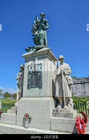 Das Plymouth Royal Marines war Memorial vor der Citadel Wall, an der Madiera Road auf Plymouth Hoe. Das Herzstück ist eine Bronzestatie von St. George in Stockfoto