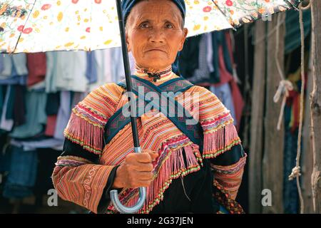 BAC Ha, Vietnam - 4. April 2016: Junge Hmong Stamm alte Frau in traditioneller Kleidung auf Can CAU Samstag Markt in Vietnam Stockfoto