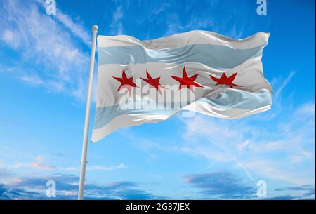 Flagge von Chicago, Illinois bei bewölktem Himmel bei Sonnenuntergang, Panoramablick. Patriotisches Konzept über Chicago, Illinois und Platz zum Kopieren für ein breites Banner Stockfoto