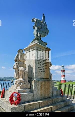 Von hinten gesehen, das Plymouth Royal Marines war Memorial vor der Citadel Wall, an der Madiera Road auf Plymouth Hoe. Das Herzstück ist eine Bronzestatue Stockfoto