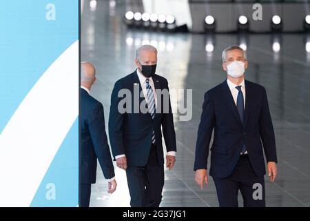 Brüssel, Belgien. Juni 2021. Brüssel, Belgien. Juni 2021. US-Präsident Joe Biden und NATO-Generalsekretär Jens Stoltenberg.die Anführer posieren vor einem Treffen im NATO-Hauptquartier für ein Familienfoto. Brüssel, Belgien am 14. Juni 2021. Foto von Jacques Witt/Pool/ABACAPRESS.COM Quelle: Abaca Press/Alamy Live News Quelle: Abaca Press/Alamy Live News Stockfoto