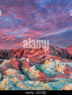 Sonnenaufgang Wolken und bunten Steinen im Valley of Fire State Park, Nevada Stockfoto