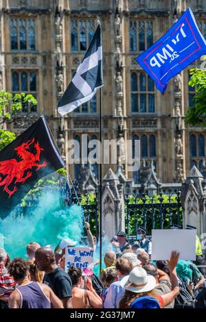 London, Großbritannien. 14 Juni 2021. Die Gruppe bewegt sich auf den platz des parlaments und blockiert ihn kurz - ein agressiver, aber kleiner Protest (einige hundert Personen) gegen die Sperrung und gegen Impfpass in Whitehall, da die Regierung die nächste Lockerung in Erwägung zieht. Angeführt von Stand Up X behaupten sie, dass die Impfstoffe ungetestet seien und die Coronavirus-Pandemie ein Schwindel sei und dass die Sperrung eine Verletzung ihrer bürgerlichen Freiheiten darstellt. Kredit: Guy Bell/Alamy Live Nachrichten Stockfoto