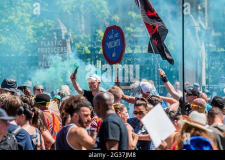 London, Großbritannien. 14 Juni 2021. Die Gruppe bewegt sich auf den platz des parlaments und blockiert ihn kurz - ein agressiver, aber kleiner Protest (einige hundert Personen) gegen die Sperrung und gegen Impfpass in Whitehall, da die Regierung die nächste Lockerung in Erwägung zieht. Angeführt von Stand Up X behaupten sie, dass die Impfstoffe ungetestet seien und die Coronavirus-Pandemie ein Schwindel sei und dass die Sperrung eine Verletzung ihrer bürgerlichen Freiheiten darstellt. Kredit: Guy Bell/Alamy Live Nachrichten Stockfoto