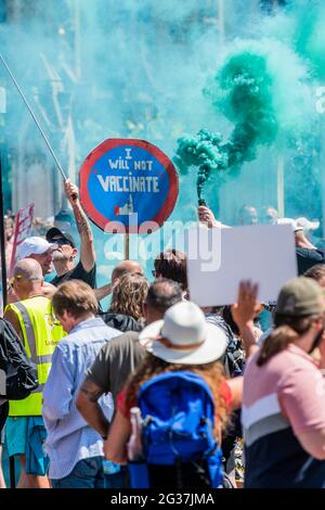 London, Großbritannien. 14 Juni 2021. Die Gruppe bewegt sich auf den platz des parlaments und blockiert ihn kurz - ein agressiver, aber kleiner Protest (einige hundert Personen) gegen die Sperrung und gegen Impfpass in Whitehall, da die Regierung die nächste Lockerung in Erwägung zieht. Angeführt von Stand Up X behaupten sie, dass die Impfstoffe ungetestet seien und die Coronavirus-Pandemie ein Schwindel sei und dass die Sperrung eine Verletzung ihrer bürgerlichen Freiheiten darstellt. Kredit: Guy Bell/Alamy Live Nachrichten Stockfoto