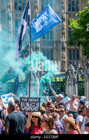 London, Großbritannien. 14 Juni 2021. Die Gruppe bewegt sich auf den platz des parlaments und blockiert ihn kurz - ein agressiver, aber kleiner Protest (einige hundert Personen) gegen die Sperrung und gegen Impfpass in Whitehall, da die Regierung die nächste Lockerung in Erwägung zieht. Angeführt von Stand Up X behaupten sie, dass die Impfstoffe ungetestet seien und die Coronavirus-Pandemie ein Schwindel sei und dass die Sperrung eine Verletzung ihrer bürgerlichen Freiheiten darstellt. Kredit: Guy Bell/Alamy Live Nachrichten Stockfoto