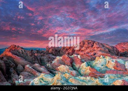 Sonnenaufgang Wolken und bunten Steinen im Valley of Fire State Park, Nevada Stockfoto