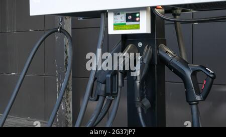 Öffentliche Ladestation für Elektrofahrzeuge auf dem Parkplatz. Ladegerät für öffentliche Elektrofahrzeuge auf dem Parkplatz. Ukraine, Kiew - Jun Stockfoto