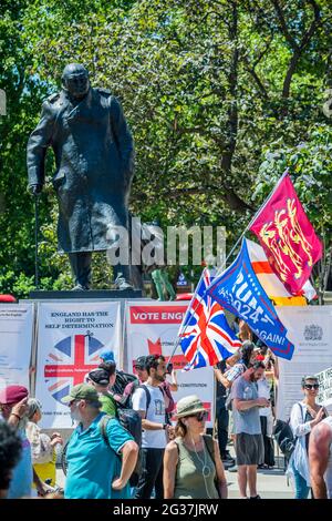 London, Großbritannien. 14 Juni 2021. Die Gruppe bewegt sich auf den platz des parlaments und blockiert ihn kurz - ein agressiver, aber kleiner Protest (einige hundert Personen) gegen die Sperrung und gegen Impfpass in Whitehall, da die Regierung die nächste Lockerung in Erwägung zieht. Angeführt von Stand Up X behaupten sie, dass die Impfstoffe ungetestet seien und die Coronavirus-Pandemie ein Schwindel sei und dass die Sperrung eine Verletzung ihrer bürgerlichen Freiheiten darstellt. Kredit: Guy Bell/Alamy Live Nachrichten Stockfoto