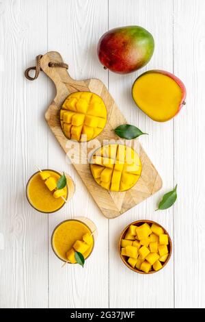 Mangoscheiben und -Würfel mit frischem Mango-Smoothie. Draufsicht Stockfoto