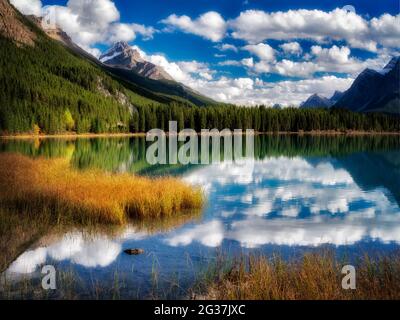 Wolken und Reflexion im Wasservögel Seen. Banff Nationalpark. Alberta. Kanada. Stockfoto