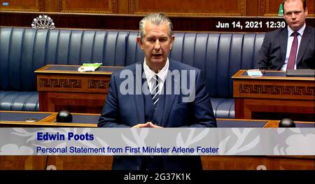 Screengrab aus der nordirischen Versammlung von DUP-Führer Edwin Poots, nachdem Arlene Foster formell ihren Rücktritt als erste Ministerin in der Kammer der NI-Versammlung in den Parlamentsgebäuden in Stormont, Belfast, bekannt gegeben hatte. Ausgabedatum: Montag, 14. Juni 2021. Stockfoto