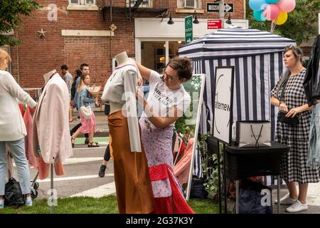 New York, USA. Juni 2021. Shopping in der angesagten Bleecker Street in Greenwich Village in New York am Samstag, den 12. Juni 2021. (ÂPhoto von Richard B. Levine) Quelle: SIPA USA/Alamy Live News Stockfoto