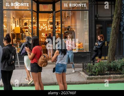 New York, USA. Juni 2021. Shopper auf der trendigen Bleecker Street in Greenwich Village in New York am Samstag, den 12. Juni 2021. (ÂPhoto von Richard B. Levine) Quelle: SIPA USA/Alamy Live News Stockfoto