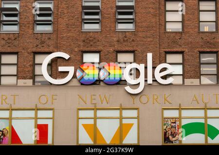 New York, USA. Juni 2021. Die „Double O's“ des Google-Logos auf ihrem Gebäude in der 111 Eighth Avenue in New York sind in den Regenbogenfarben der Progress-Pride-Flagge zu Ehren des Gay Pride Day am Samstag, dem 12. Juni 2021, dekoriert. (Foto von Richard B. Levine) Quelle: SIPA USA/Alamy Live News Stockfoto