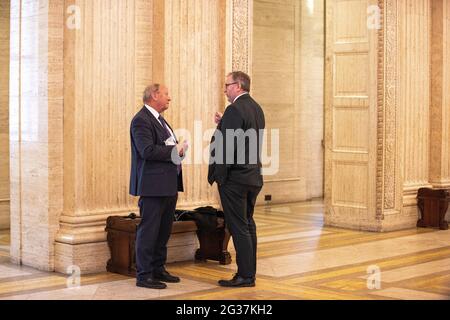 TÜV-Chef Jim Allister (links) im Gespräch mit UUP-Chef Doug Beattie in der Great Hall of Parliament Buildings in Stormont in Belfast. Stockfoto