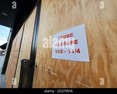 Schild mit der Ankündigung der Schließung des Geschäfts für die Daten der US-Präsidentschaftswahlen an einem verschnauften Fenster, Walnut Creek, Kalifornien, 5. November 2020. () Stockfoto