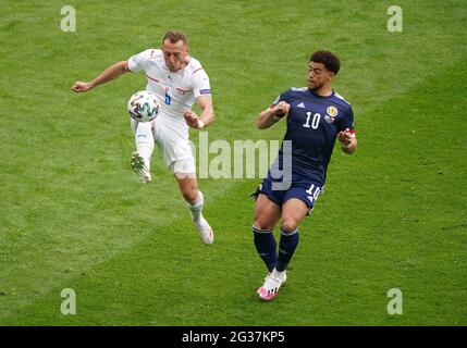 Der tschechische Vladimir Coufal und der schottische Che Adams (rechts) kämpfen während des UEFA Euro 2020 Gruppe-D-Spiels im Hampden Park, Glasgow, um den Ball. Bilddatum: Montag, 14. Juni 2021. Stockfoto