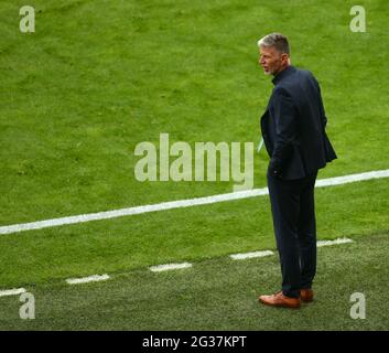 Hampden Park, Glasgow, Großbritannien. Juni 2021. Fußballeuropameisterschaften 2021, Schottland gegen Tschechien; tschechischer Manager Jaroslav Silhavy schaut vom Seitenlinie aus Credit: Action Plus Sports/Alamy Live News Stockfoto