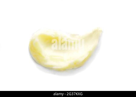 Kosmetische Creme-Gel-Probe auf weiß isoliert. Gelber Schmierfleck mit gelber Grundierung. Make-up Basis cremige Textur. Stockfoto