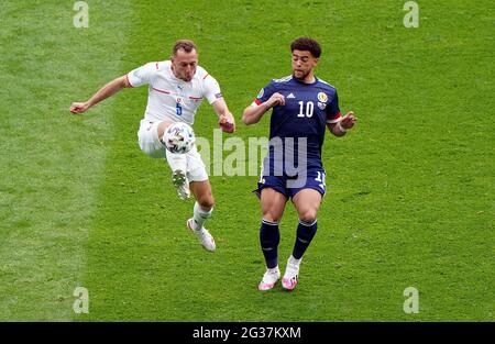 Der tschechische Vladimir Coufal (links) und der schottische Che Adams während des UEFA Euro 2020 Gruppe-D-Spiels im Hampden Park, Glasgow. Bilddatum: Montag, 14. Juni 2021. Stockfoto