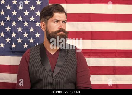 Denken an die Zukunft. Rechtssystem in amerika. Selbstbewusster reifer Mann an amerikanischer Flagge. Bärtiger Mann studiert englisch. 4. juli. Unabhängigkeitstag Stockfoto