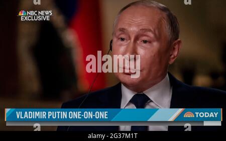 14. Juni 2021, Moskau, Russland - vor seinen Gesprächen am Mittwoch mit Präsident Joe Biden setzt sich der russische Präsident WLADIMIR PUTIN zu einem Interview mit Keir Simmons von NBC zusammen. (Bild: © NBC News/ZUMA Wire) Stockfoto