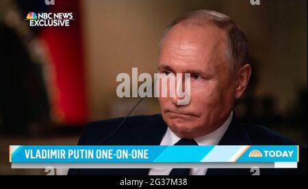 14. Juni 2021, Moskau, Russland - vor seinen Gesprächen am Mittwoch mit Präsident Joe Biden setzt sich der russische Präsident WLADIMIR PUTIN zu einem Interview mit Keir Simmons von NBC zusammen. (Bild: © NBC News/ZUMA Wire) Stockfoto