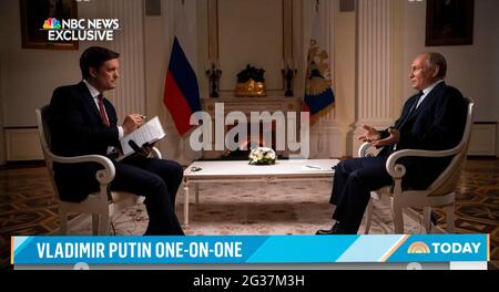 14. Juni 2021, Moskau, Russland - vor seinen Gesprächen am Mittwoch mit Präsident Joe Biden setzt sich der russische Präsident WLADIMIR PUTIN zu einem Interview mit KEIR SIMMONS von NBC zusammen. (Bild: © NBC News/ZUMA Wire) Stockfoto