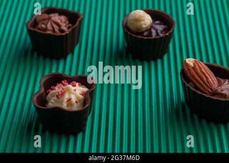 Süße Schokoladen-Bonbons mit verschiedenen Füllungen aus nächster Nähe. Stockfoto