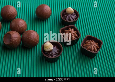 Auswahl an verschiedenen Süßschokolade-Bonbons mit verschiedenen Füllungen. Stockfoto